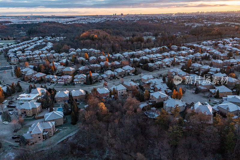 Rutherford road和Islinton Ave.的住宅小区鸟瞰图，Woodbridge, Vaughan，加拿大